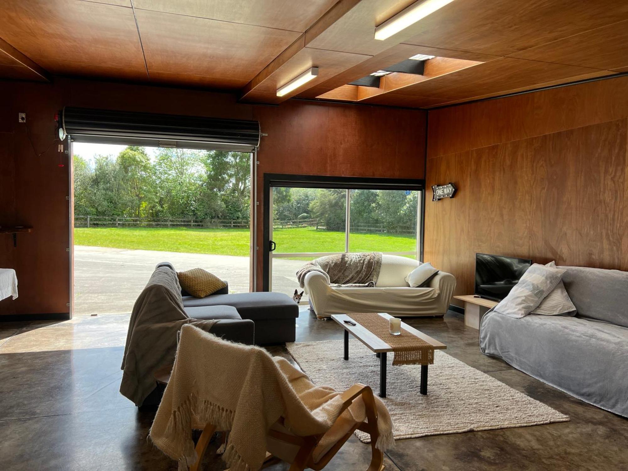 Self Contained Open Shed Space Wainui  ภายนอก รูปภาพ
